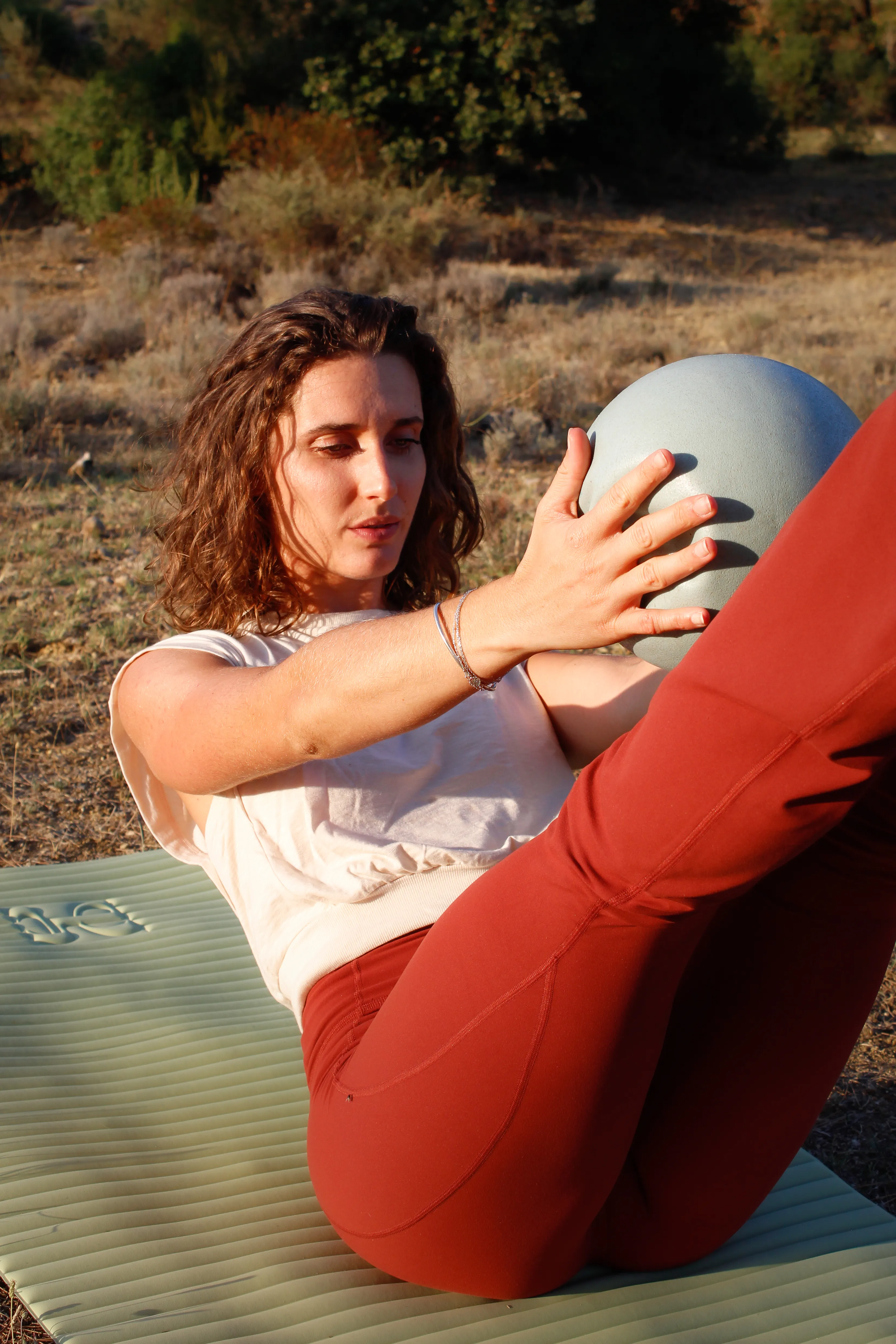 Photo de Judith Maurin pratiquant une pose de pilates ou APA à Saint Mathieu de Tréviers